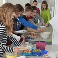 Fladenbrot, Hummus und Co – Religionsgruppe feiert ein Nomadenmahl
